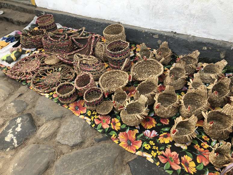 Al&eacute;m de fazer os itens com a fibra de folha de taboa, ela produz pe&ccedil;as de croch&ecirc;, com barbante