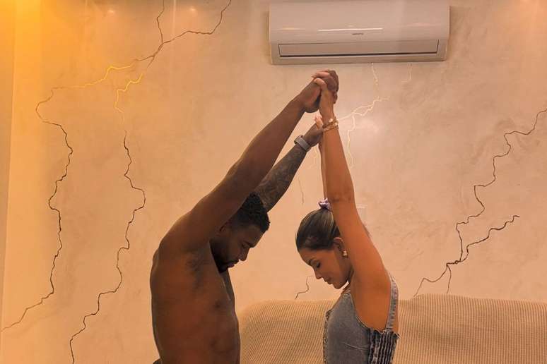 Davi Brito e Emily Ara&uacute;jo postam foto ap&oacute;s casamento