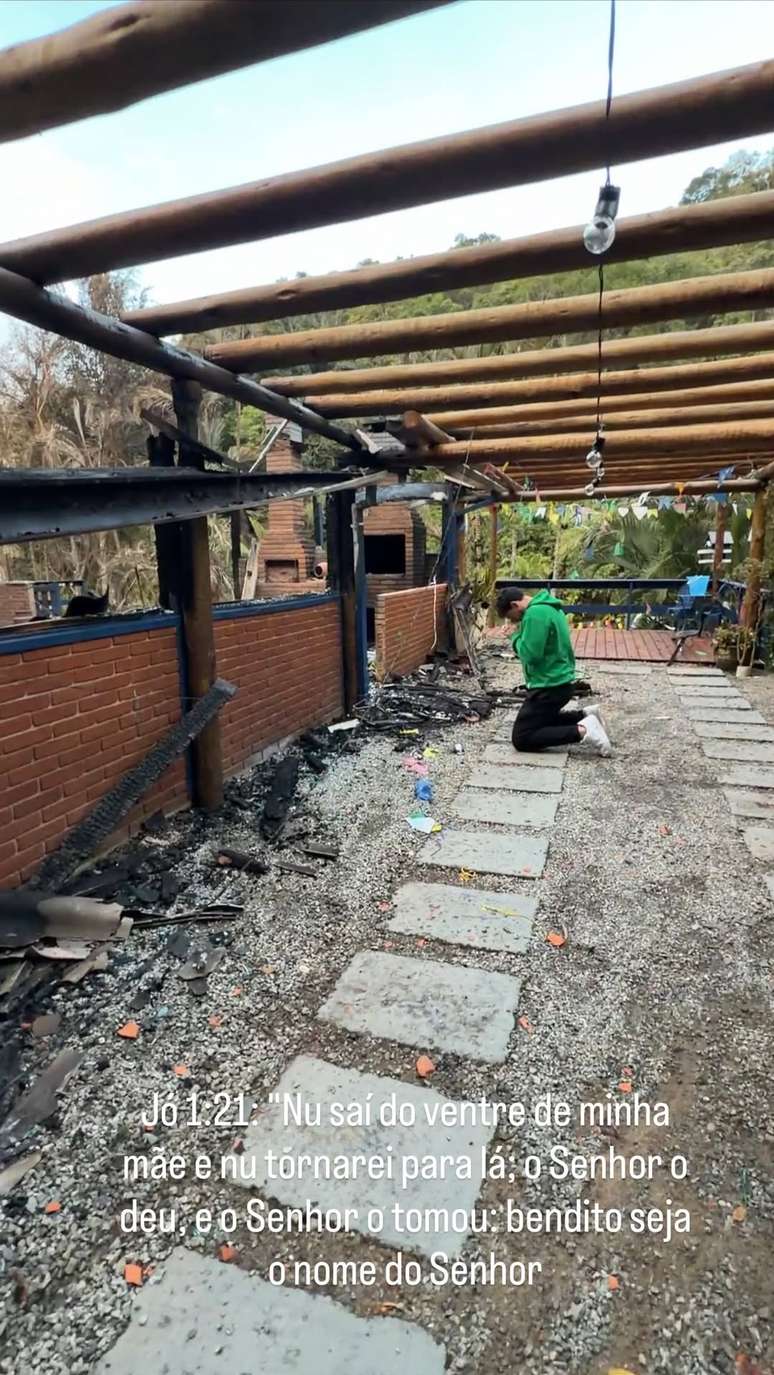 Goleiro Ca&iacute;que Fran&ccedil;a mostra casa destru&iacute;da por inc&ecirc;ndio