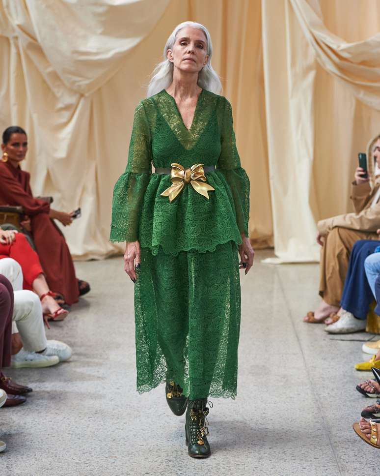 Monica Maligo no desfile de Paula Raia em 2022 