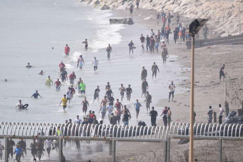 Boias e outros equipamentos de apoio foram usados por imigrantes que decidiram fazer a travessia pelo mar