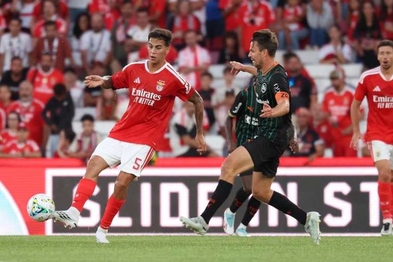 Jogadores de Benfica e St. Gallen em disputa de bola no Est&aacute;dio da Luz &ndash;