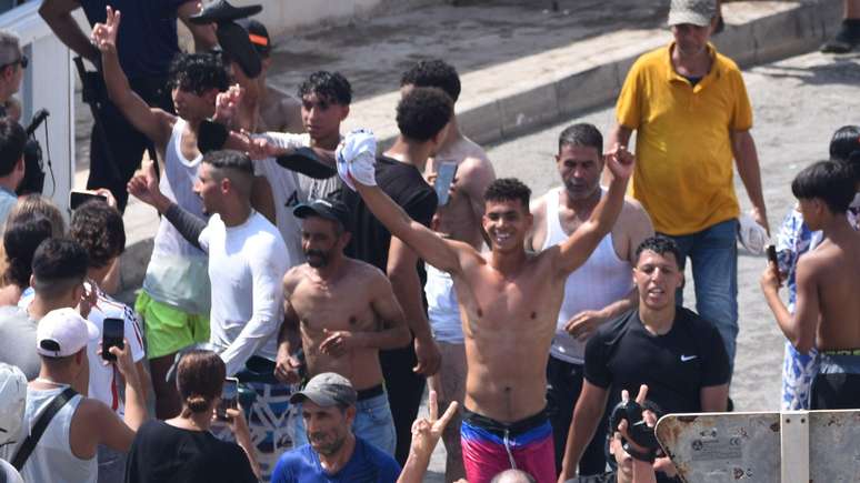 Alguns dos migrantes que conseguiram chegar &agrave; Espanha foram vistos comemorando a entrada no territ&oacute;rio espanhol