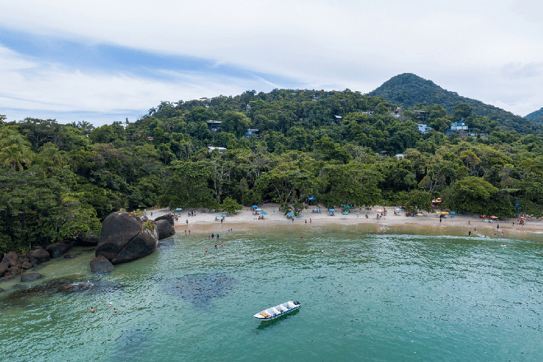 Entre &aacute;guas tranquilas e boas ondas, a Praia do F&eacute;lix oferece o equil&iacute;brio ideal entre descanso e aventura 