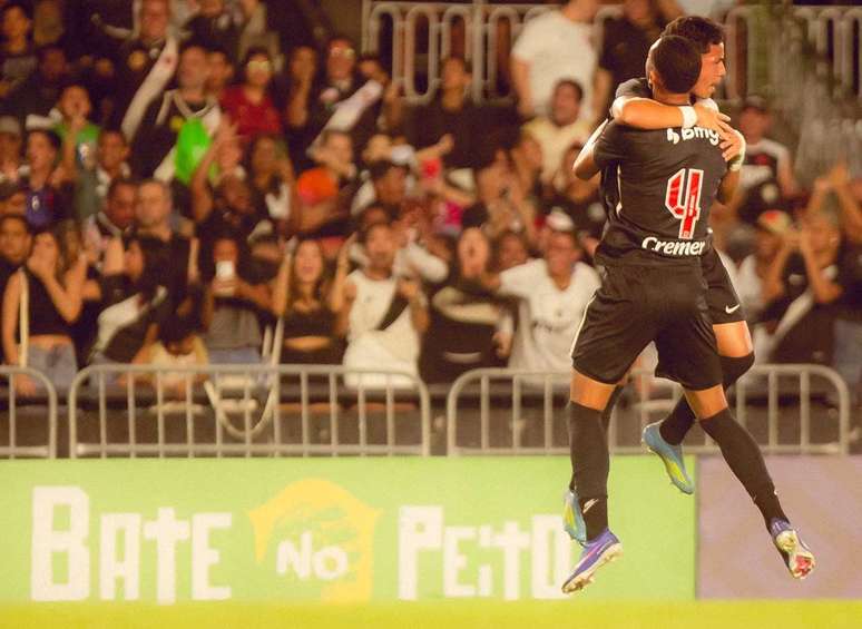 Jogadores do Vasco comemoram a classifica&ccedil;&atilde;o diante do Santos em S&atilde;o Janu&aacute;rio &ndash;