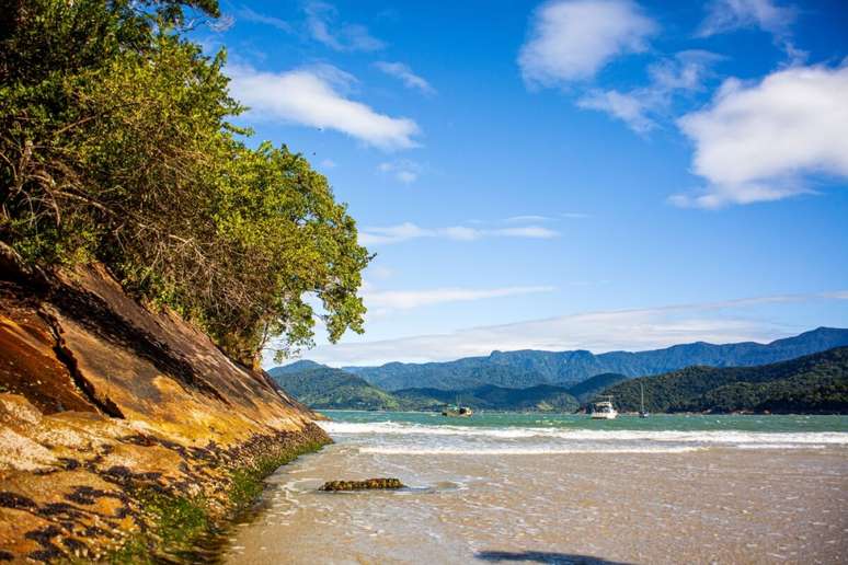 Com mar calmo e uma paisagem encantadora, a Praia do L&aacute;zaro &eacute; uma das op&ccedil;&otilde;es mais agrad&aacute;veis para curtir Ubatuba 