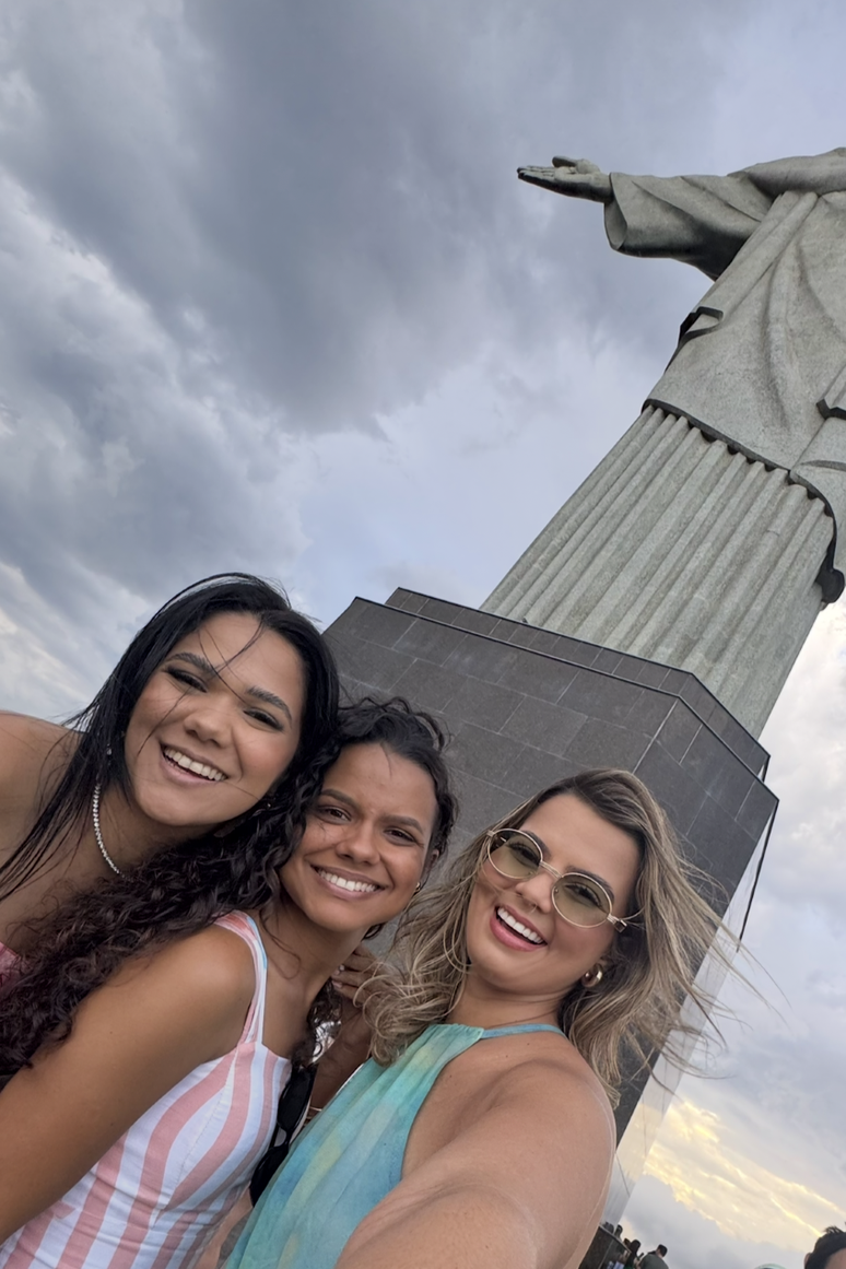 Amigas visitavam o Cristo Redentor quando foram surpreendidas pelos fortes ventos