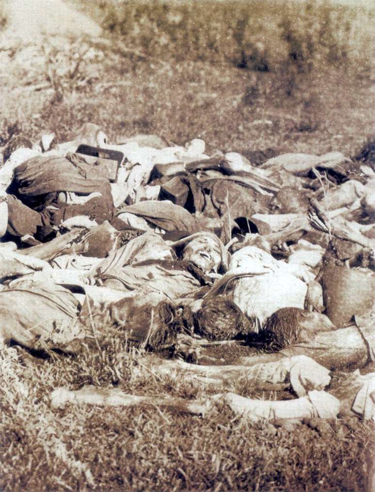 Brasil cometeu atrocidades na Guerra do Paraguai, mas elas tamb&eacute;m foram usadas para manchar a imagem do patrono do Ex&eacute;rcito, diz o historiador