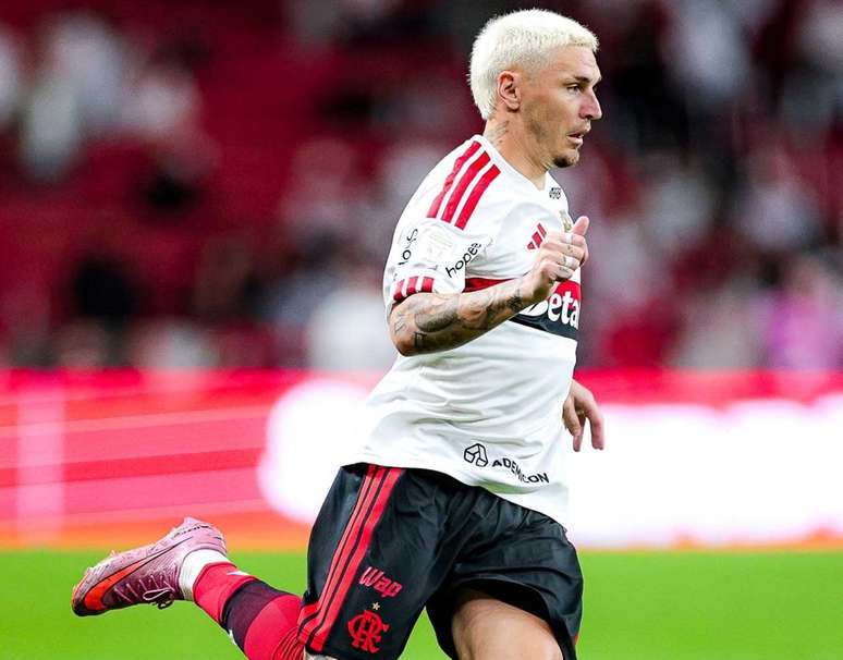 Varela foi titular e atuou os 90 minutos contra o Inter, sendo parte na lateral-esquerda &ndash;