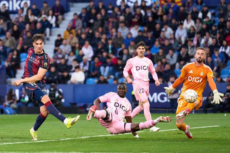 Esp&iacute; em a&ccedil;&atilde;o com a camisa do Levante &ndash;