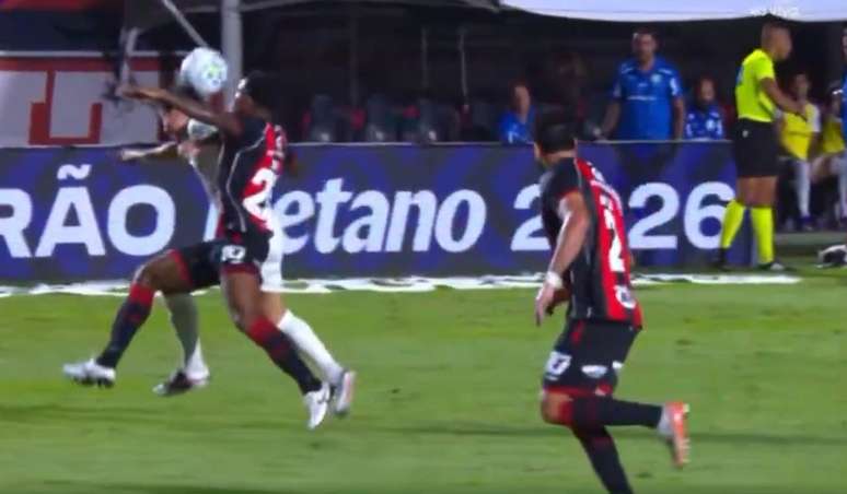 Vit&oacute;ria pediu expuls&atilde;o de Maur&iacute;cio em lance com Cac&aacute; &ndash;