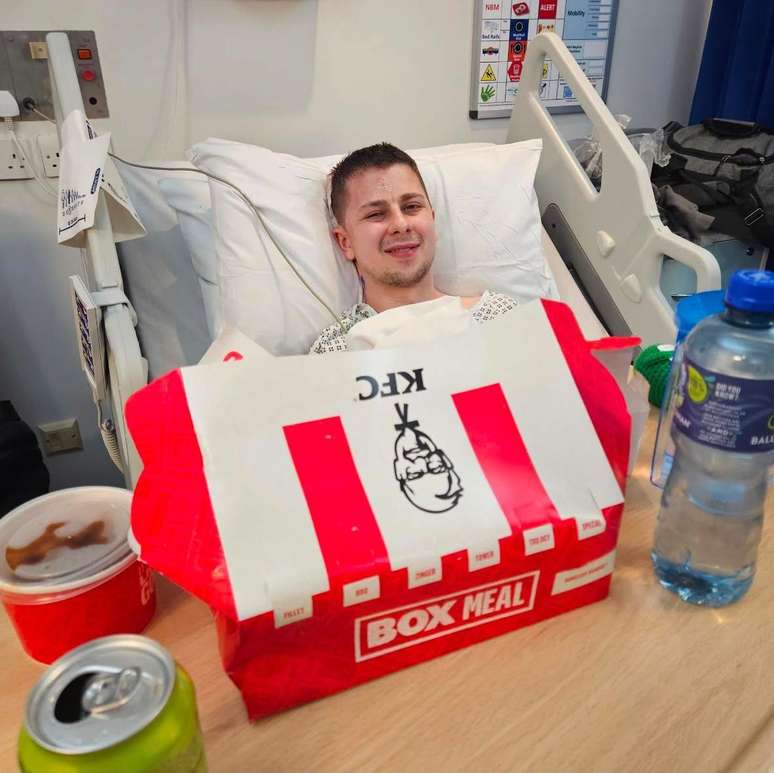 Josh se lembra de acordar da cirurgia e pedir imediatamente KFC &mdash; algo de que ele nem gostava antes