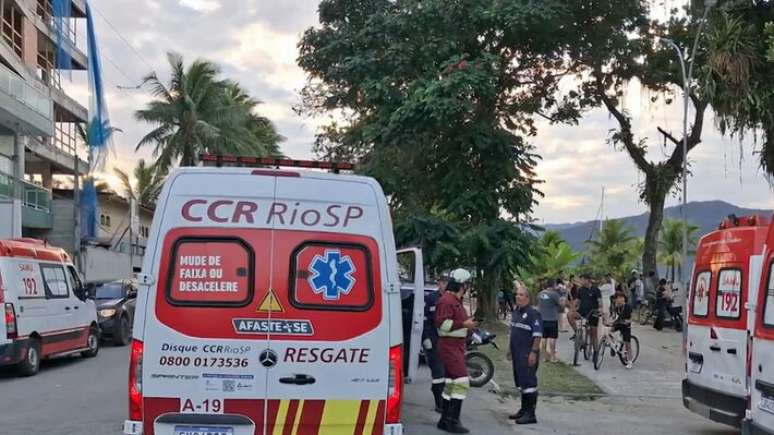 Lancha naufraga com 12 pessoas em Ubatuba.