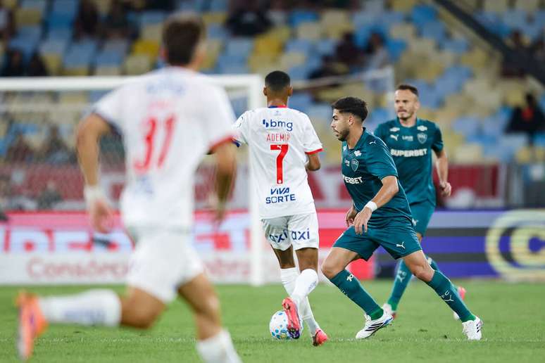 Nonato, do Fluminense, est&aacute; com a bola. Mas recebe a marca&ccedil;&atilde;o de&nbsp; Ademir &ndash;