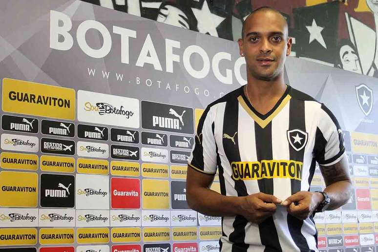 T&aacute;ssio em apresenta&ccedil;&atilde;o ao Botafogo em 2015 &ndash;