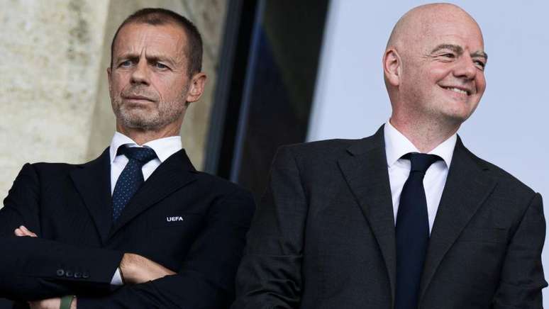 O presidente da Uefa, Aleksander Ceferin (à esquerda), tem sido firmemente contra muitas mudanças impulsionadas pelo homólogo da Fifa, Gianni Infantino (à direita)