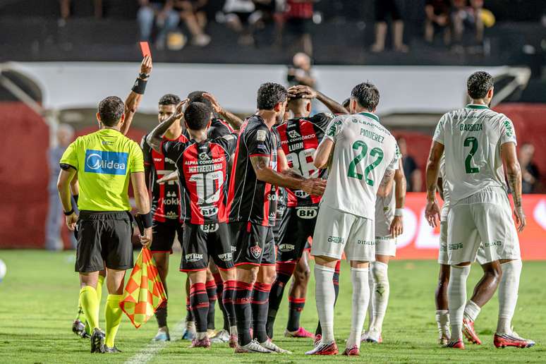 Momento em que Cac&aacute;, zagueiro do Vit&oacute;ria, &eacute; expulso por falta em Jhon Arias, do Palmeiras