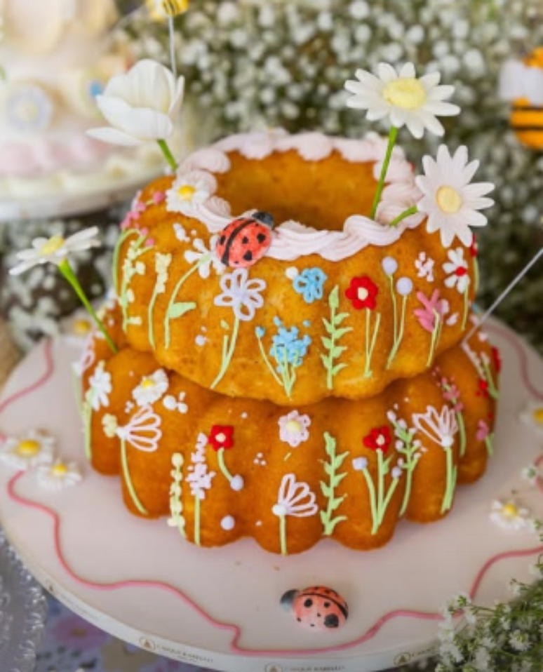 Detalhes do bolo decorado preparado com massa de baunilha e laranja