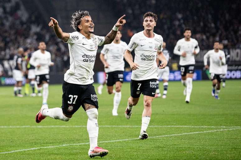 Equipe do Corinthians celebrando um dos tr&ecirc;s gols contra o Remo. 