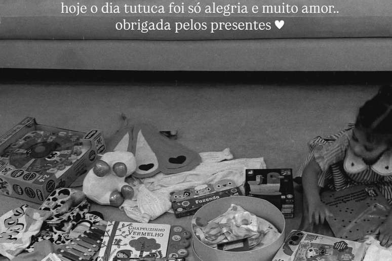 Helena brincando com seus presentes