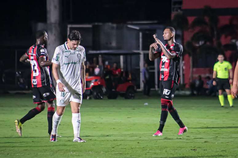 Luan C&acirc;ndido, do Vit&oacute;ria, faz gesto de roubo para a arbitragem de partida contra o Palmeiras, pelo Brasileir&atilde;o