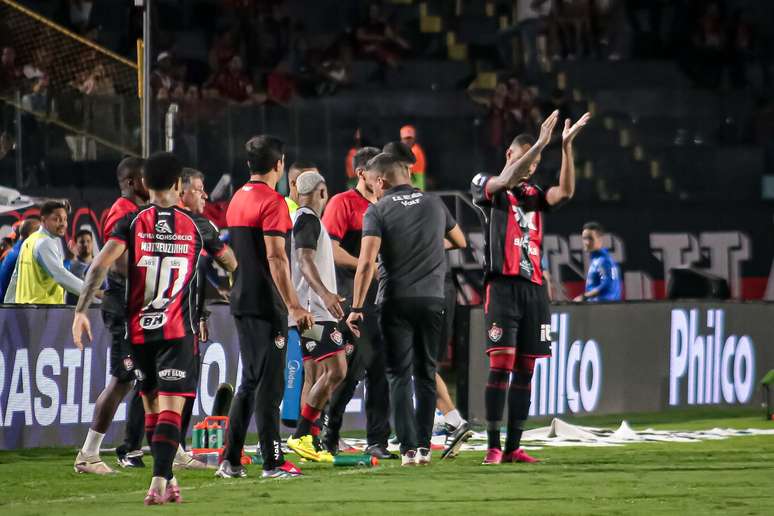 Momento em que Luan C&acirc;ndido &eacute; expulso por gesto de roubo para a arbitragem de Vit&oacute;ria x Palmeiras, pelo Brasileir&atilde;o
