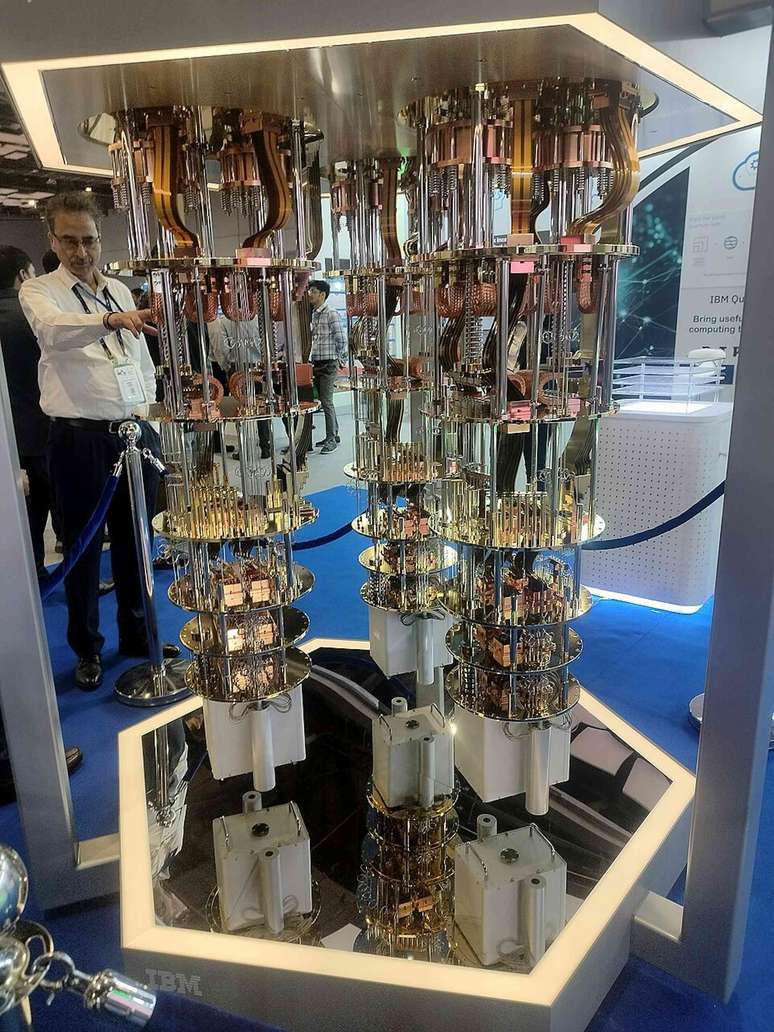 Uma m&aacute;quina composta por discos de metal, hastes e componentes eletr&ocirc;nicos, em exibi&ccedil;&atilde;o em um sal&atilde;o de exposi&ccedil;&otilde;es