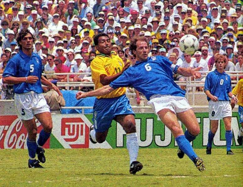 Baresi disputa a jogada com Rom&aacute;rio na final da Copa do Mundo de 1986 &ndash; Dom&iacute;nio P&uacute;blico