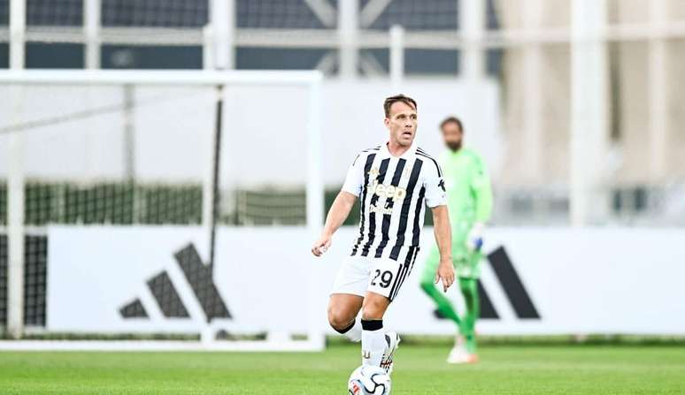 Arthur Melo em a&ccedil;&atilde;o com a camisa da Juventus no amistoso contra o Nice &ndash;