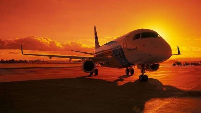 Avi&atilde;o da Embraer na pista