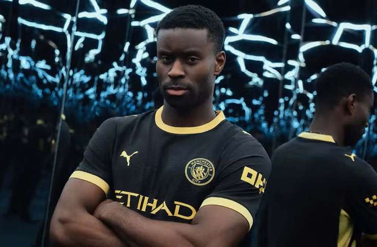 Manchester City apresenta nova camisa inspirada em s&iacute;mbolo da cidade &ndash;
