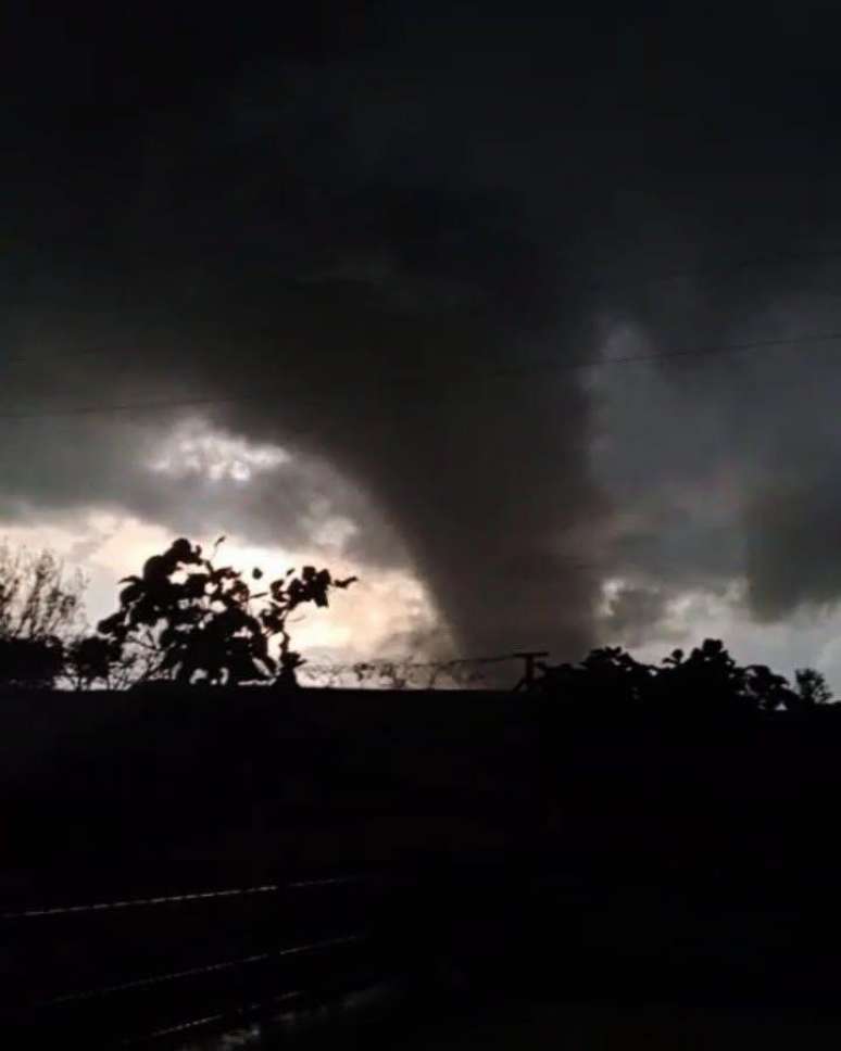 Quatro pessoas ficaram feridas e dezenas de casas foram afetadas pelo tornado que atingiu os munic&iacute;pios de Giru&aacute;, Sete de Setembro e Senador Salgado Filho, no Noroeste do Rio Grande do Sul. Vento pode ter chegado a at&eacute; 300 km/h