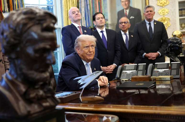 Carlos Cordeiro (ao fundo, de &oacute;culos) em uma reuni&atilde;o na Casa Branca com Infantino e Donald Trump &ndash;