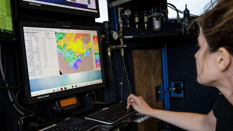 Nos EUA, meteorologista monitora uma tempestade de superc&eacute;lula a bordo do ve&iacute;culo Doppler on Wheels, um radar Doppler m&oacute;vel montado em um caminh&atilde;o que leva instrumentos diretamente para o interior das tempestades