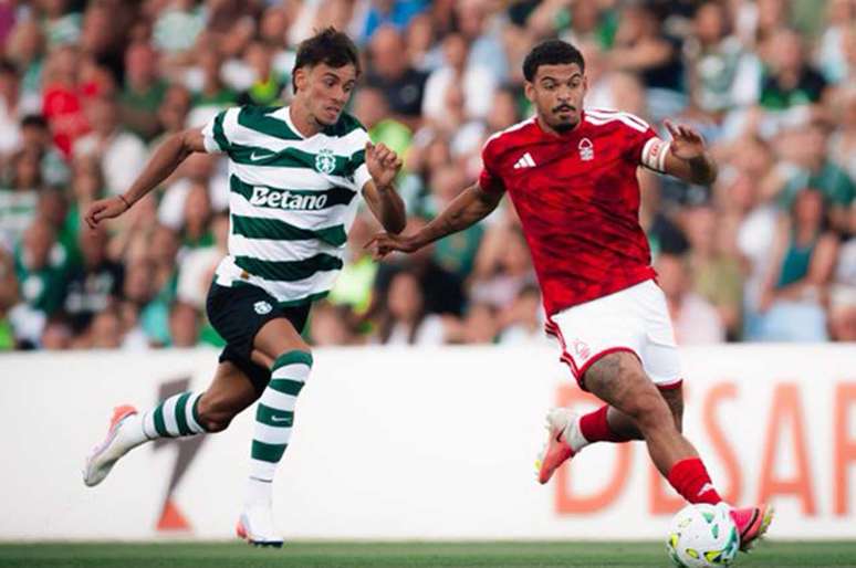 Apesar da luta de Gibbs-White (de vermelho), o Nottingham n&atilde;o se deu bem diante do Sporting.