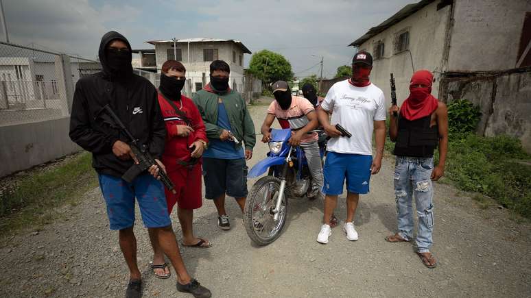 Membros de gangues andam abertamente pelas ruas com armas, em plena luz do dia
