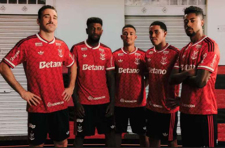 Jogadores do Flamengo posam com o novo manto &ndash;