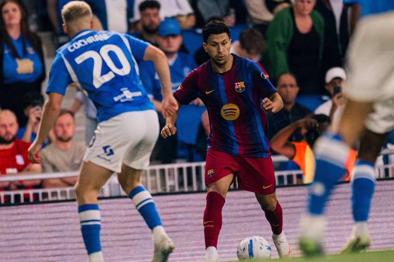 Bar&ccedil;a trope&ccedil;a no primeiro amistoso de pr&eacute;-temporada &ndash;