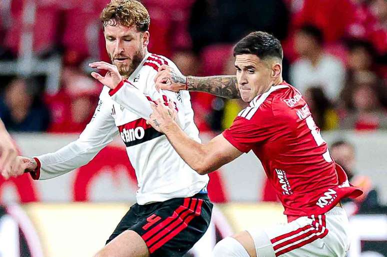 Titular contra o Internacional, L&eacute;o Pereira saiu do jogo no intervalo &ndash;