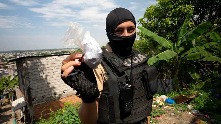 A pol&iacute;cia captura os criminosos e apreende drogas, mas existem queixas de que a corrup&ccedil;&atilde;o do Judici&aacute;rio impede que haja mudan&ccedil;as reais no Equador