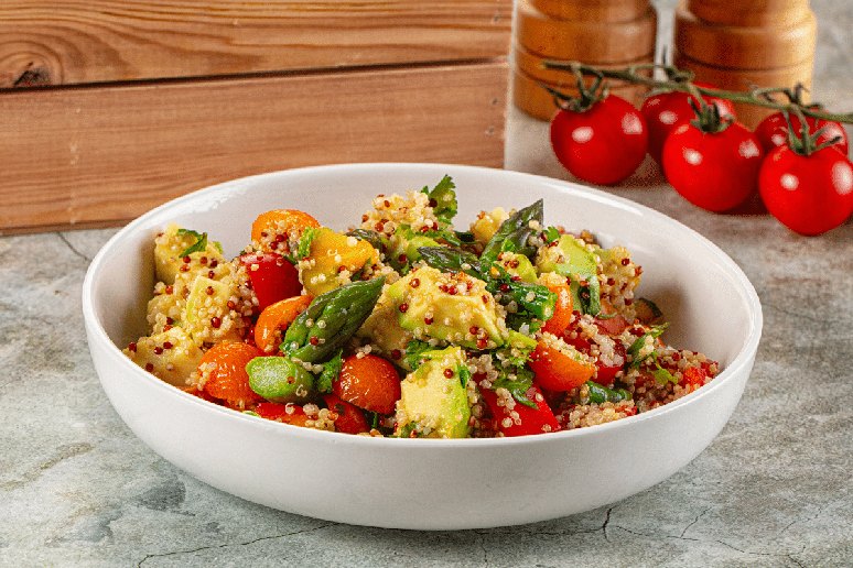 Salada de quinoa com aspargos e abacate 