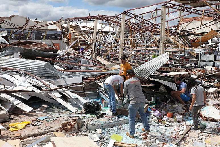 Um tornado causou estragos na cidade de de Rio Bonito do Igua&ccedil;u, no Paran&aacute;, em 8 de novembro de 2025, deixando pelos menos 750 feridos