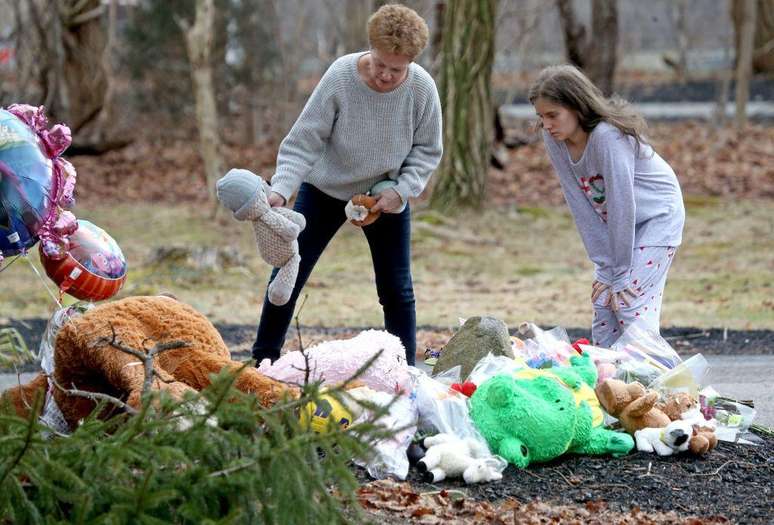 Vizinhos colocaram bichos de pel&uacute;cia em frente &agrave; casa dos Clancy para homenagear a mem&oacute;ria das crian&ccedil;as