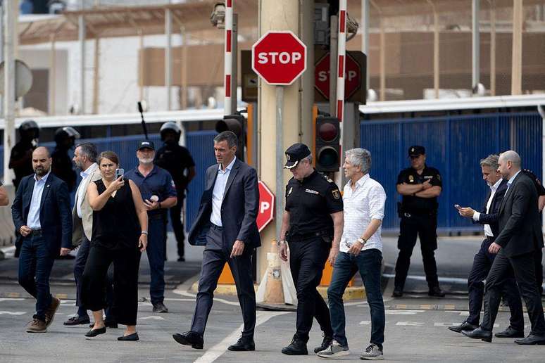 O primeiro-ministro espanhol, Pedro S&aacute;nchez, e seu ministro do Interior, Fernando Grande Marlaska, caminham perto da muralha da fronteira de Tarajal, que separa o enclave espanhol de Ceuta, no norte da &Aacute;frica