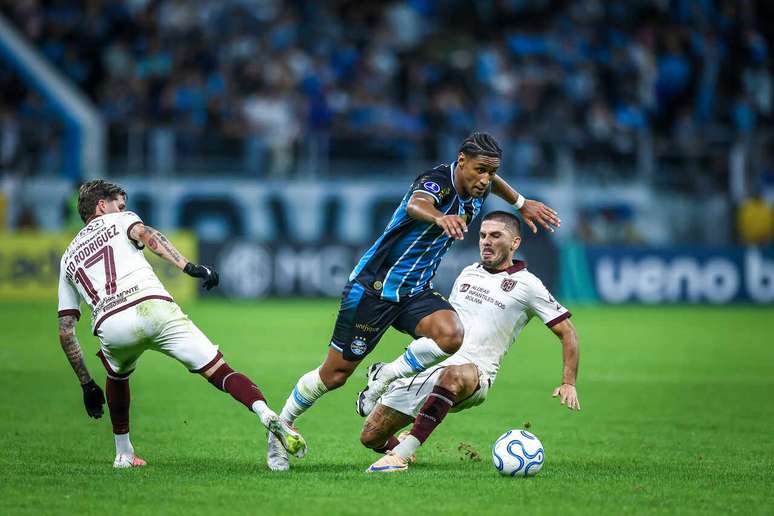 Enquanto isso, Gr&ecirc;mio passa por vexame ao cair nos playoffs da Sul-Americana &ndash;