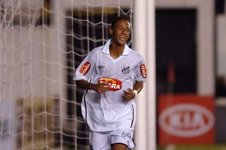 Com 18 anos, Neymar liderou o Santos no t&iacute;tulo da Copa do Brasil de 2010, em que fez 11 gols em 11 jogos &ndash; Divulga&ccedil;&atilde;o/Santos