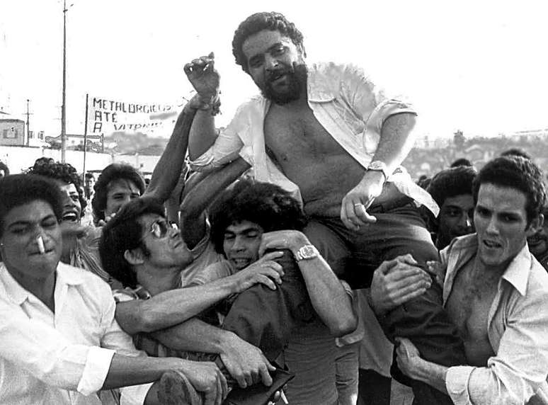 Lula &eacute; erguido por colegas metal&uacute;rgicos ap&oacute;s com&iacute;cio sindical em S&atilde;o Bernardo do Campo, em 22 de mar&ccedil;o de 1979
