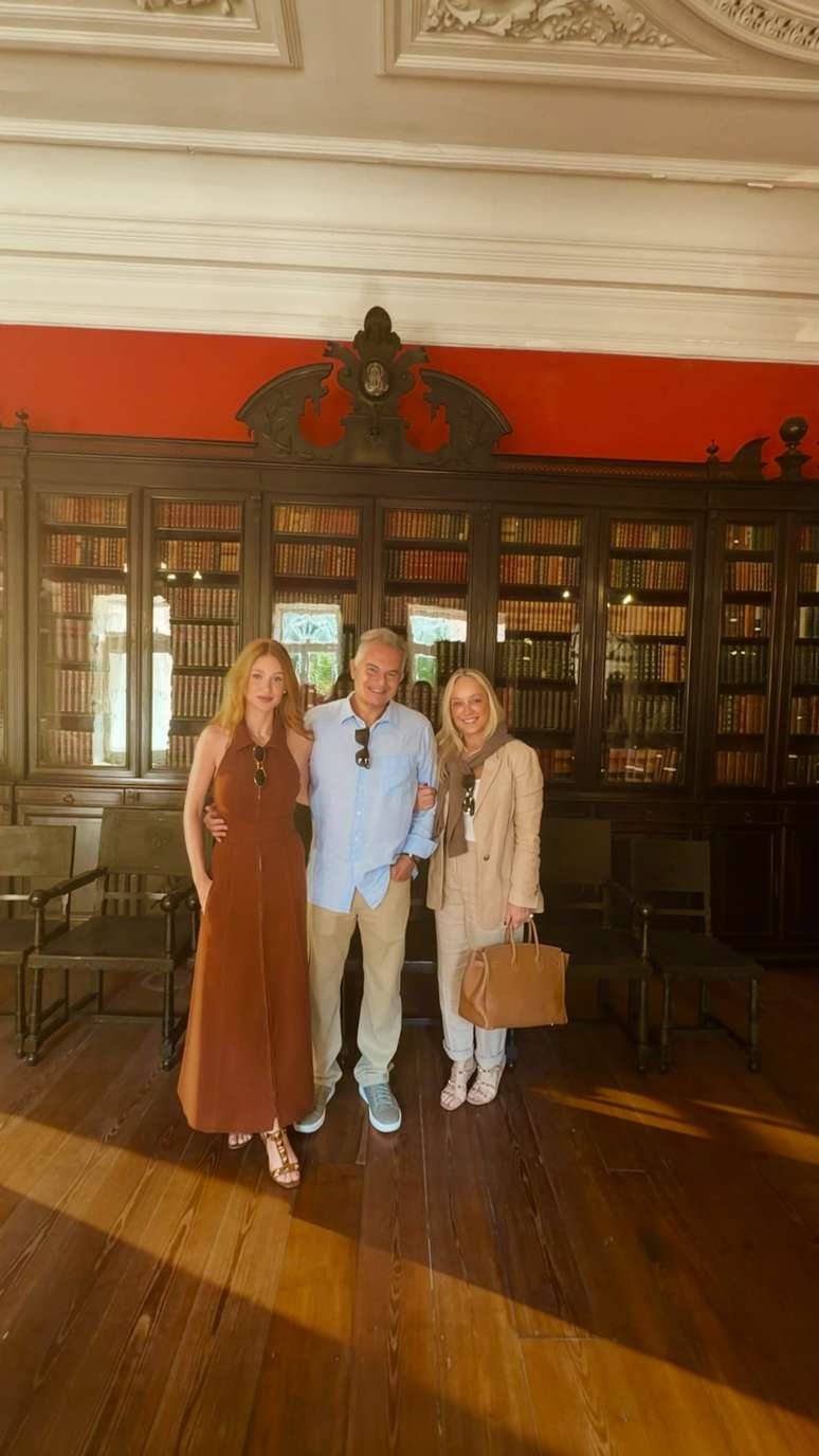 Marina Ruy Barbosa e os pais Paulo e Giconda na casa museu de Rui Barbosa 