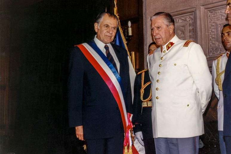 Patricio Aylwin foi o primeiro presidente eleito democraticamente ap&oacute;s a ditadura de Augusto Pinochet. Seu governo criou a Comiss&atilde;o da Verdade e Reconcilia&ccedil;&atilde;o, que pesquisou as v&iacute;timas do regime.