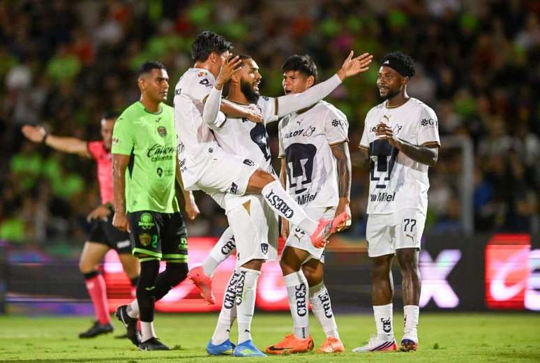 Brilhou! Juninho &eacute; celebrado pelos colegas ap&oacute;s marcar hat-trick pelo Pumas &ndash;